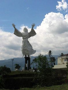 https://mdw-travel-data-us-east-1.s3.amazonaws.com/img/country/Indonesia/Christ-Blessing-Statue/img_02.jpg