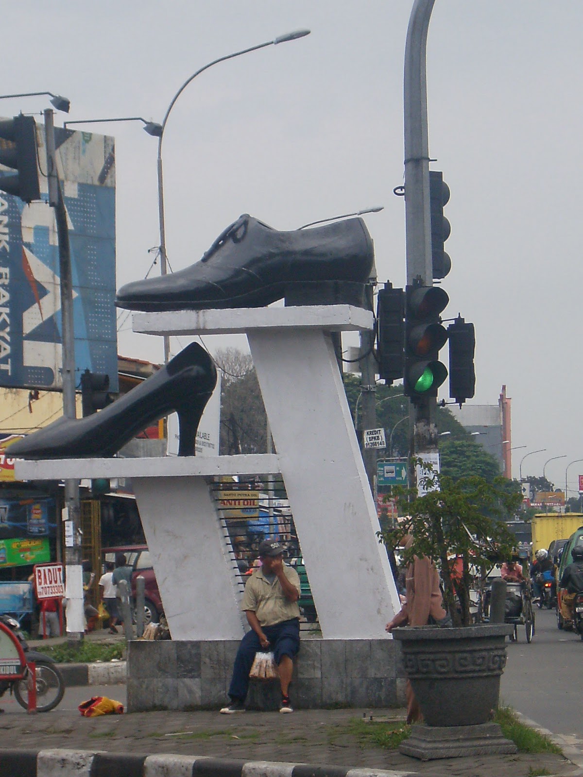 https://mdw-travel-data-us-east-1.s3.amazonaws.com/img/country/Indonesia/Cibaduyut-Shoes-Center/img_03.jpg