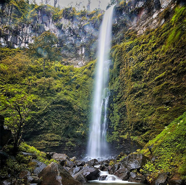 https://mdw-travel-data-us-east-1.s3.amazonaws.com/img/country/Indonesia/Coban-Rondo-Waterfall/img_03.jpg