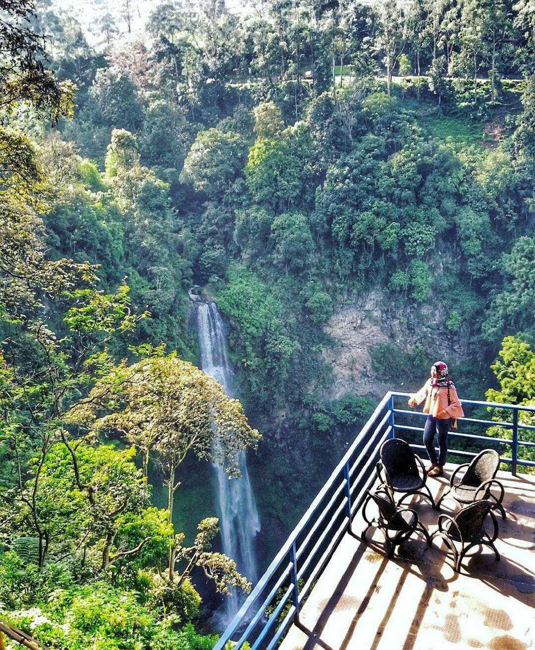 https://mdw-travel-data-us-east-1.s3.amazonaws.com/img/country/Indonesia/Curug-Cimahi/img_00.jpg