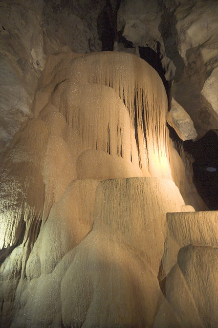 https://mdw-travel-data-us-east-1.s3.amazonaws.com/img/country/Indonesia/Diamond-Cave/img_01.jpg