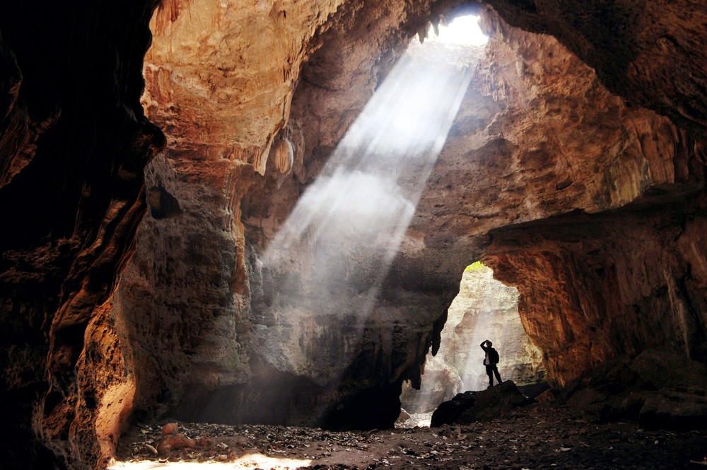 https://mdw-travel-data-us-east-1.s3.amazonaws.com/img/country/Indonesia/Diamond-Cave/img_02.jpg