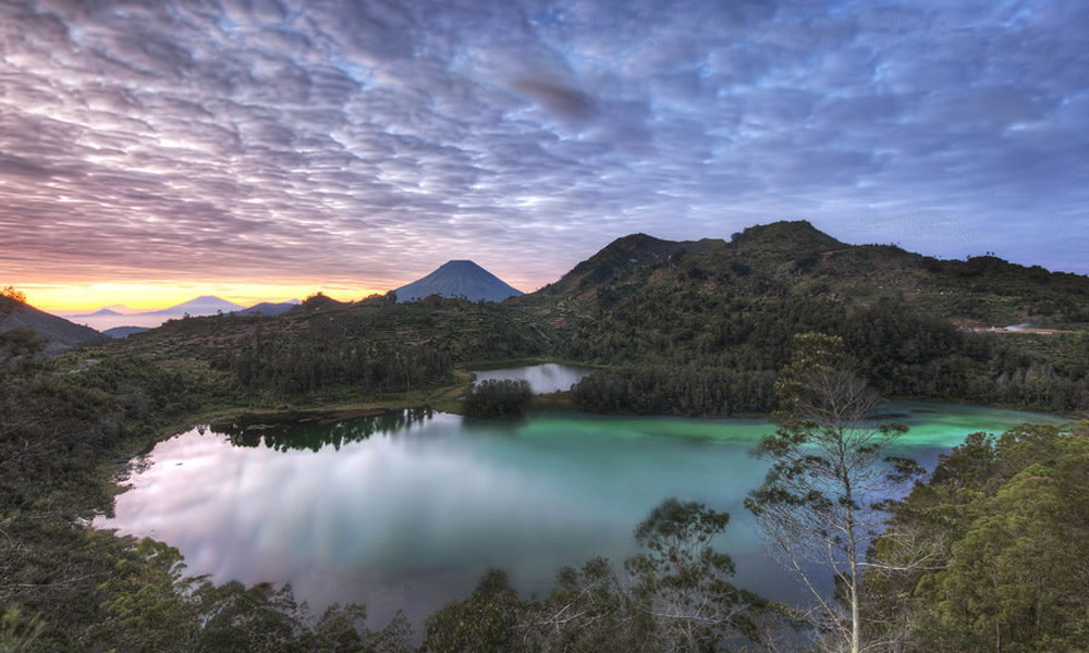 https://mdw-travel-data-us-east-1.s3.amazonaws.com/img/country/Indonesia/Dieng-Plateau/img_01.jpg