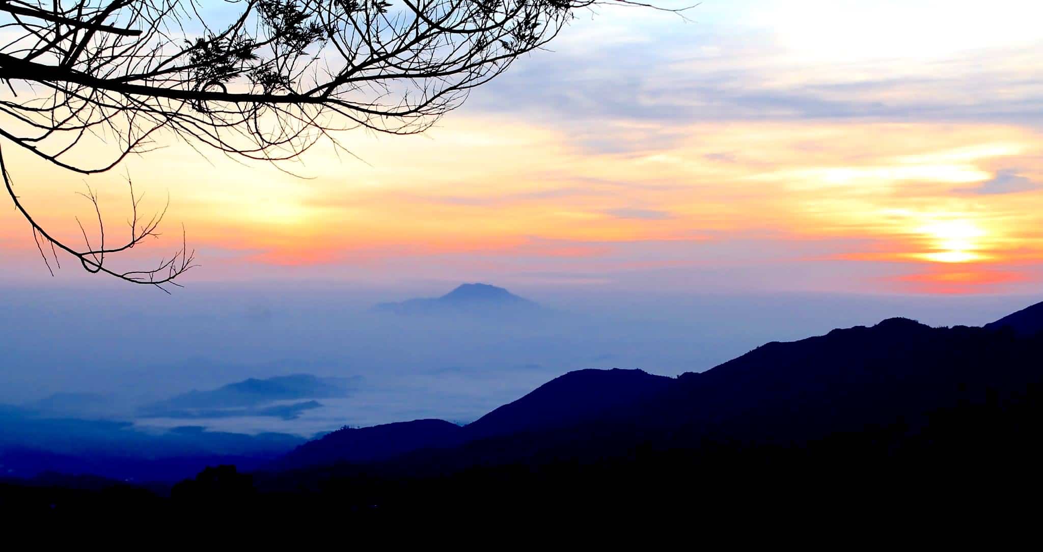 https://mdw-travel-data-us-east-1.s3.amazonaws.com/img/country/Indonesia/Dieng-Plateau/img_03.jpg