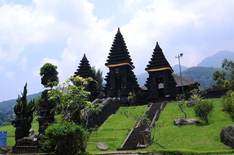 https://mdw-travel-data-us-east-1.s3.amazonaws.com/img/country/Indonesia/Farmhouse-Parahyangan/img_01.jpg