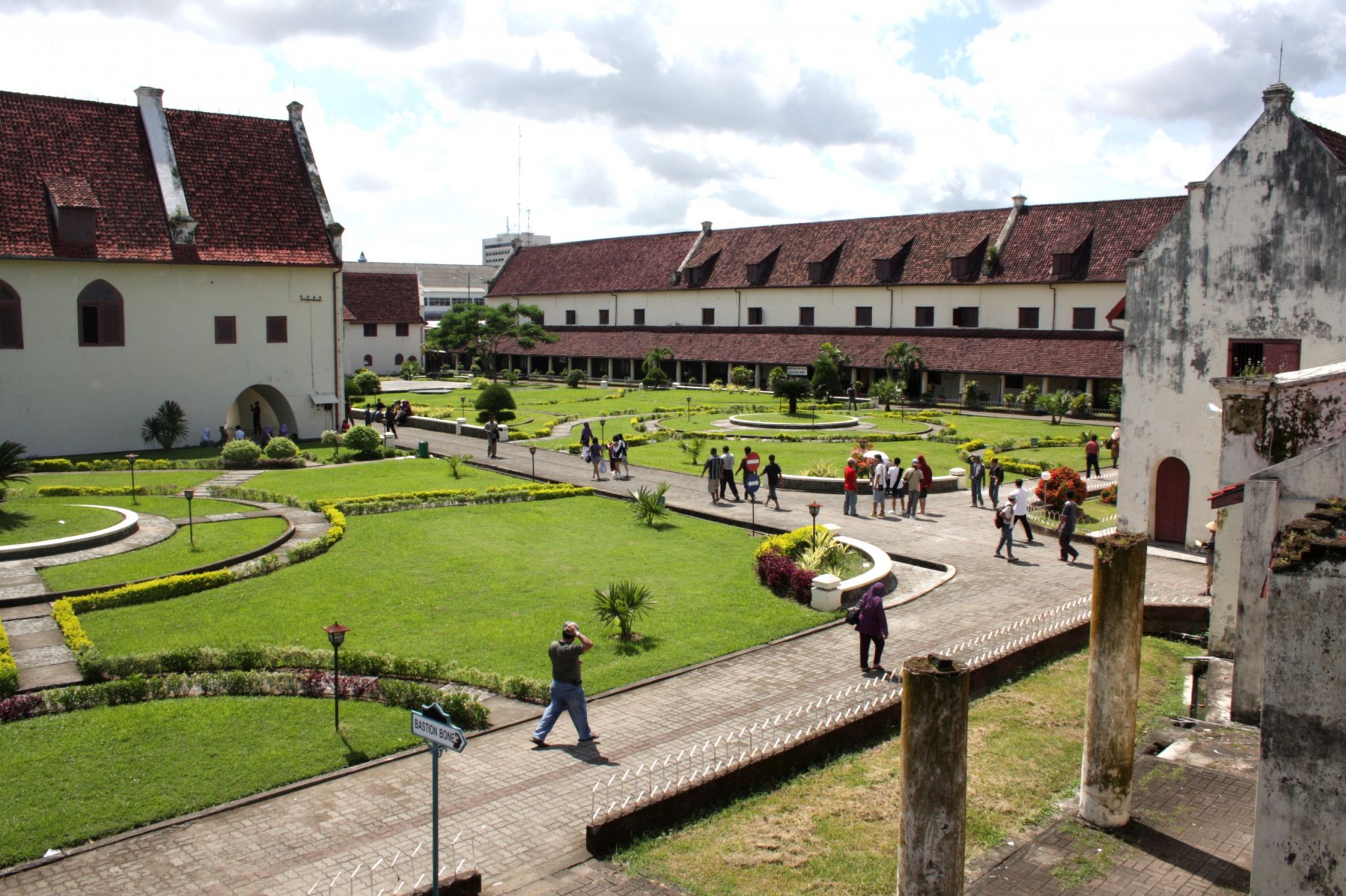 https://mdw-travel-data-us-east-1.s3.amazonaws.com/img/country/Indonesia/Fort-Rotterdam/img_01.jpg