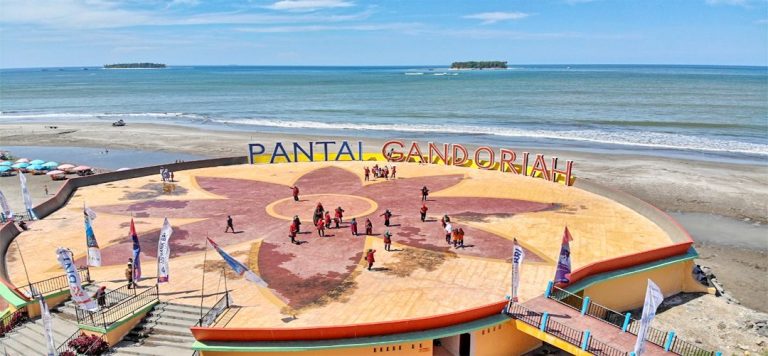 https://mdw-travel-data-us-east-1.s3.amazonaws.com/img/country/Indonesia/Gandoriah-Beach/img_00.jpg