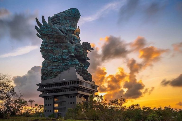 https://mdw-travel-data-us-east-1.s3.amazonaws.com/img/country/Indonesia/Garuda-Wisnu-Kencana-Cultural-Park/img_01.jpg
