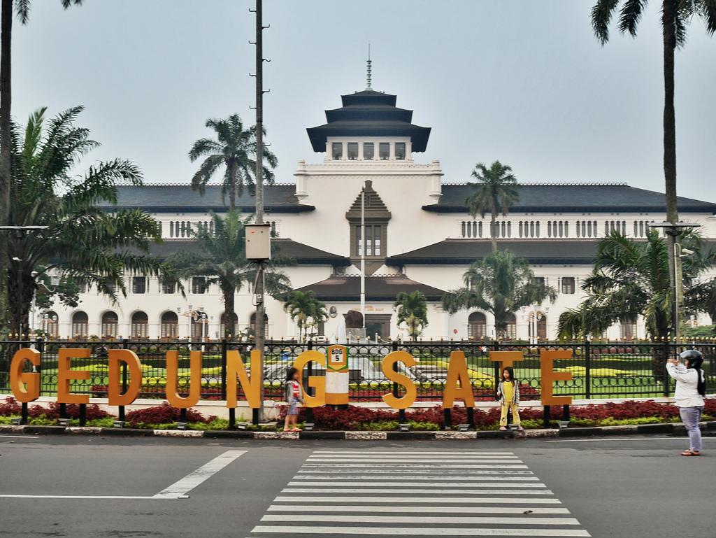 https://mdw-travel-data-us-east-1.s3.amazonaws.com/img/country/Indonesia/Gedung-Sate/img_01.jpg