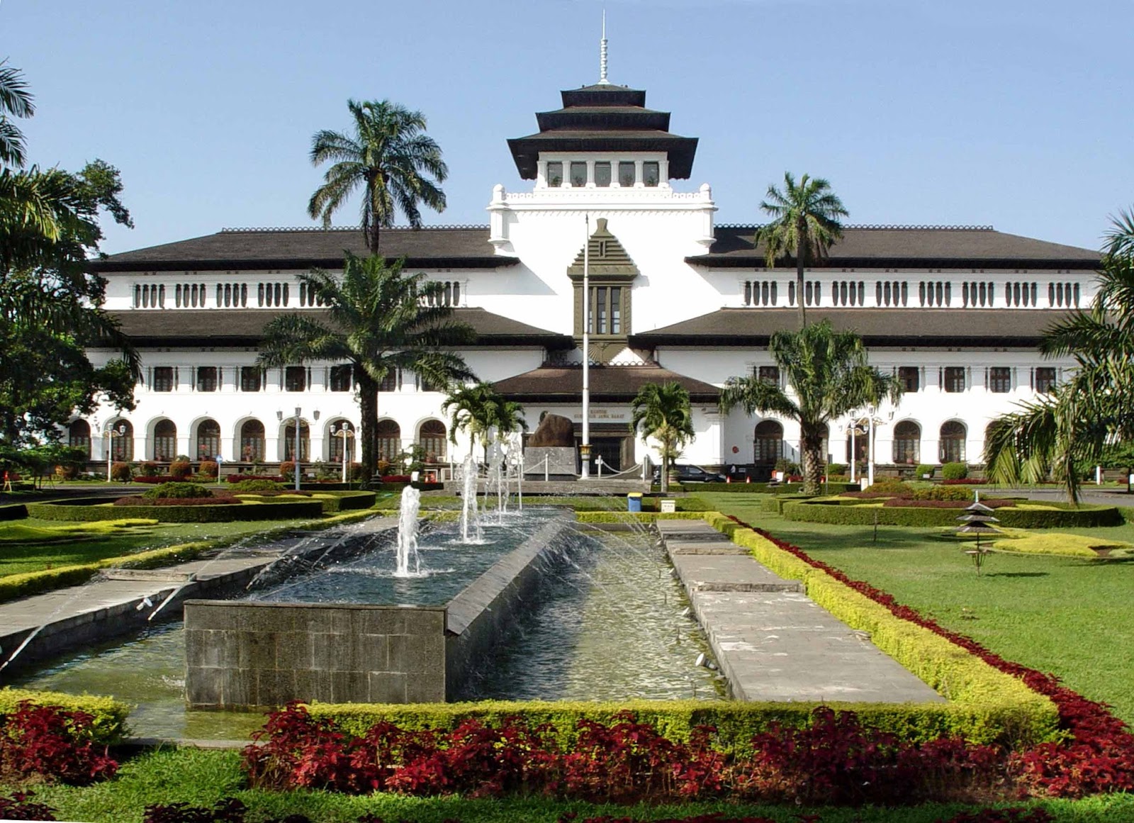 https://mdw-travel-data-us-east-1.s3.amazonaws.com/img/country/Indonesia/Gedung-Sate/img_02.jpg
