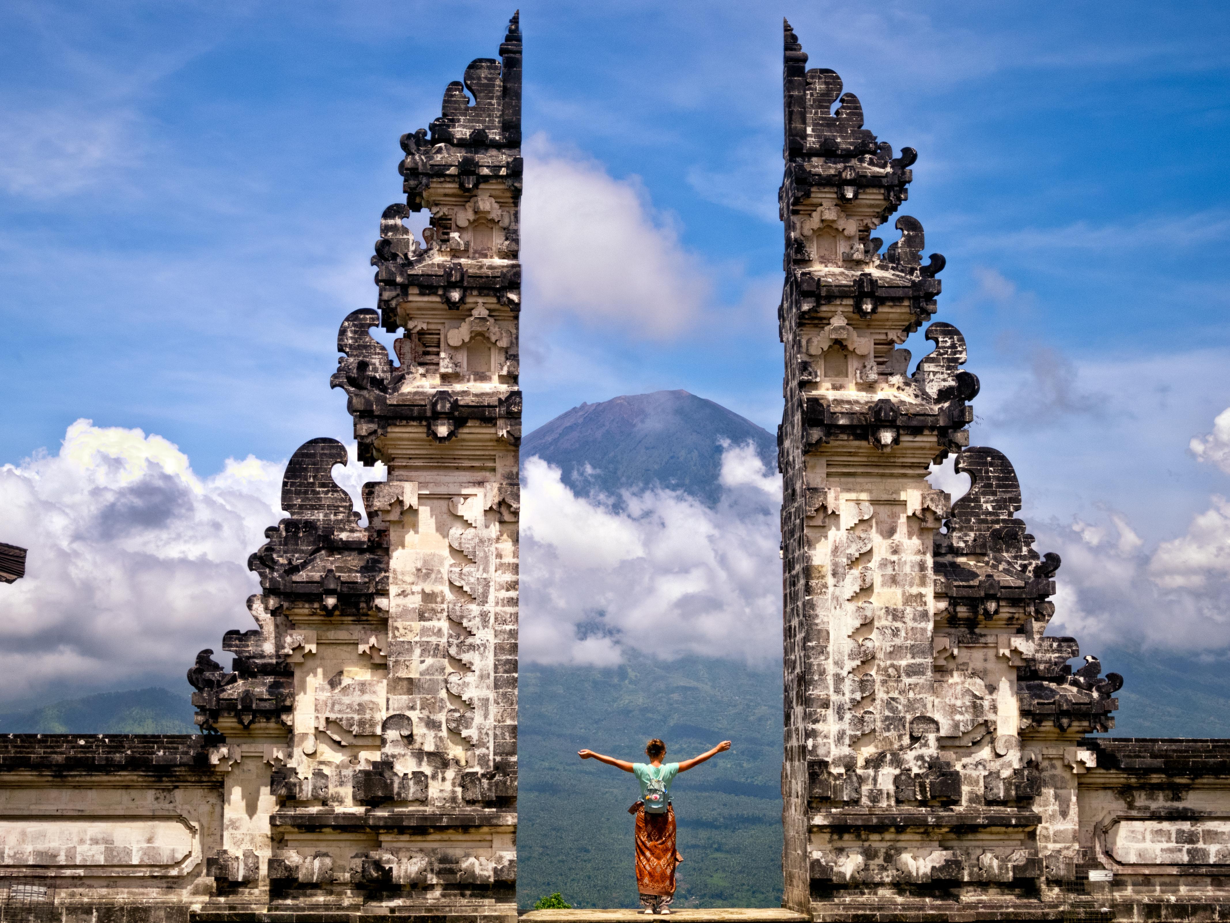 https://mdw-travel-data-us-east-1.s3.amazonaws.com/img/country/Indonesia/Gerbang-Kebaktian-MP3I/img_01.jpg