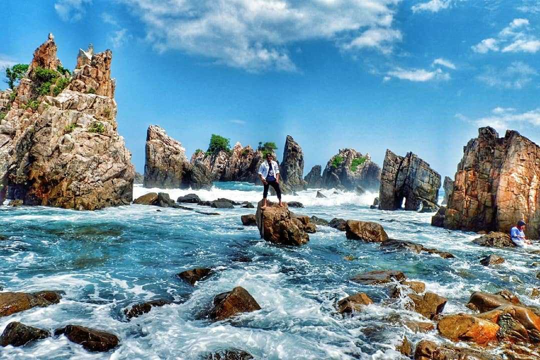 https://mdw-travel-data-us-east-1.s3.amazonaws.com/img/country/Indonesia/Gigi-Hiu-Beach/img_01.jpg