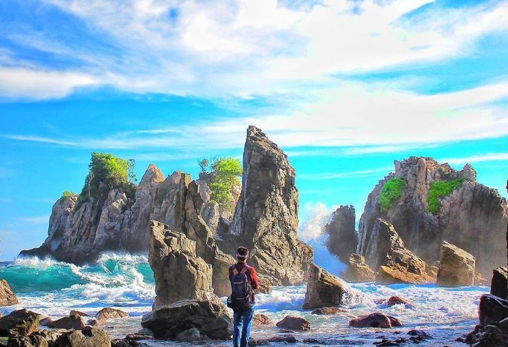 https://mdw-travel-data-us-east-1.s3.amazonaws.com/img/country/Indonesia/Gigi-Hiu-Beach/img_02.jpg
