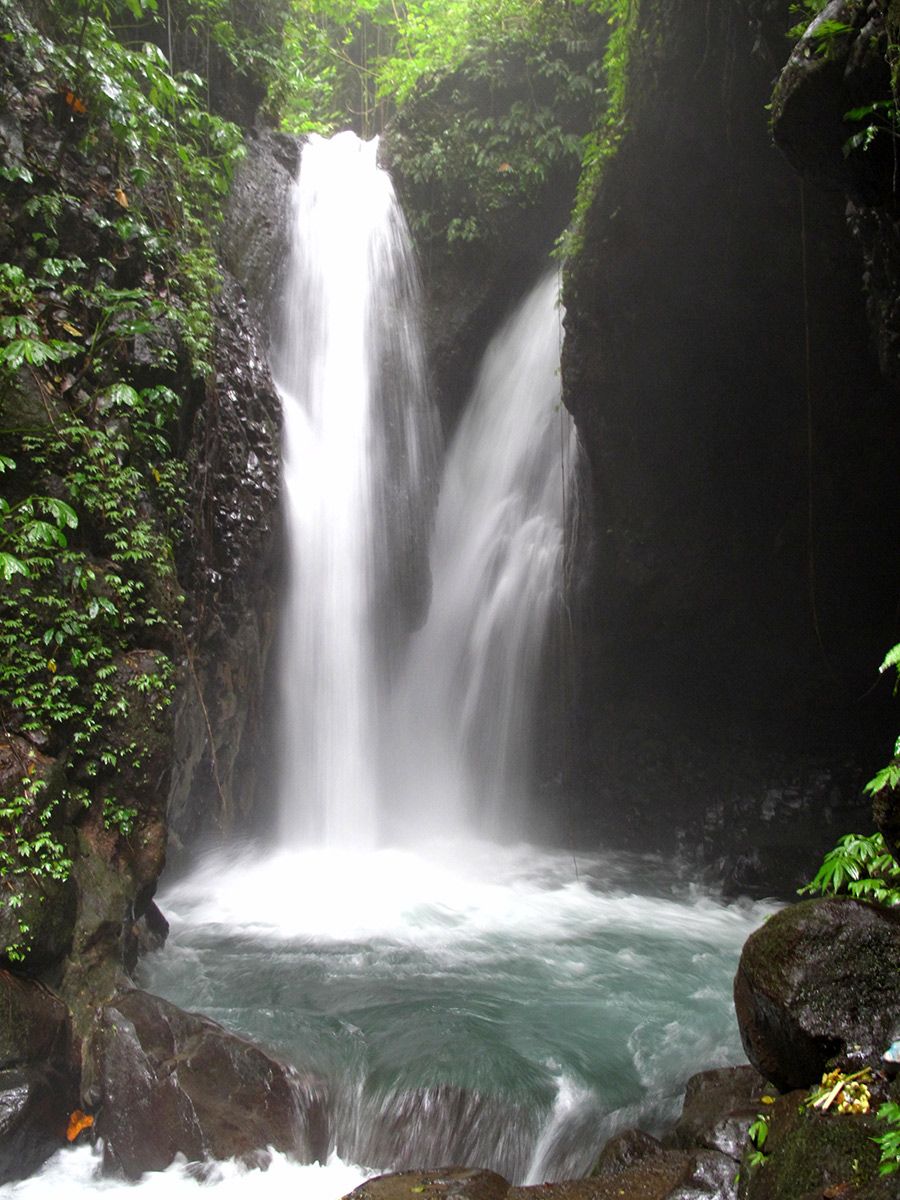 https://mdw-travel-data-us-east-1.s3.amazonaws.com/img/country/Indonesia/Gitgit-Waterfall/img_00.jpg