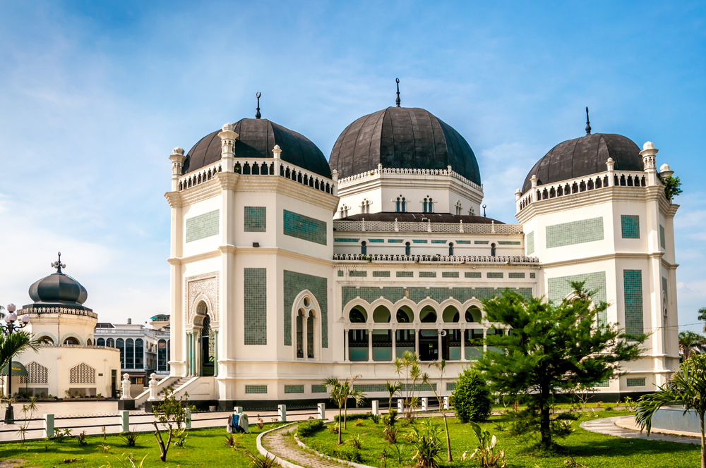 https://mdw-travel-data-us-east-1.s3.amazonaws.com/img/country/Indonesia/Grand-Mosque-of-Medan/img_01.jpg