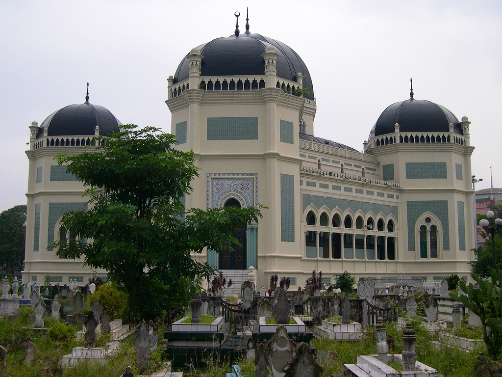 https://mdw-travel-data-us-east-1.s3.amazonaws.com/img/country/Indonesia/Grand-Mosque-of-Medan/img_03.jpg