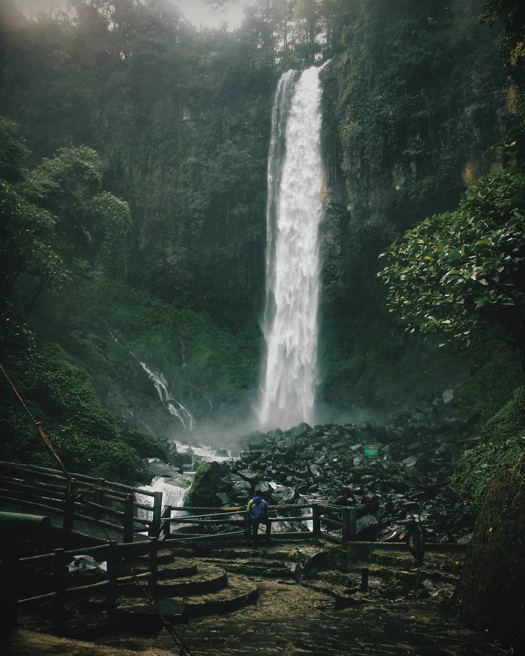 https://mdw-travel-data-us-east-1.s3.amazonaws.com/img/country/Indonesia/Grojogan-Sewu-Waterfall/img_01.jpg