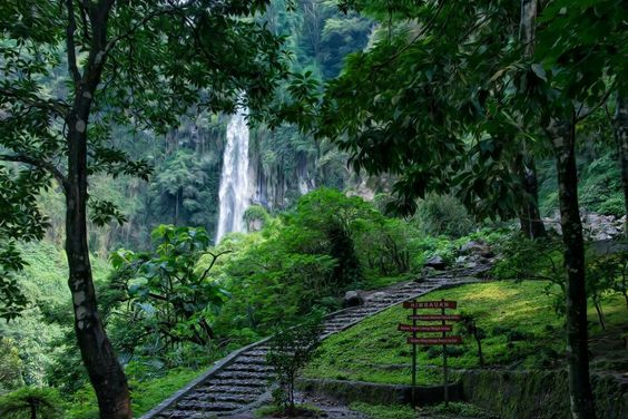 https://mdw-travel-data-us-east-1.s3.amazonaws.com/img/country/Indonesia/Grojogan-Sewu-Waterfall/img_03.jpg