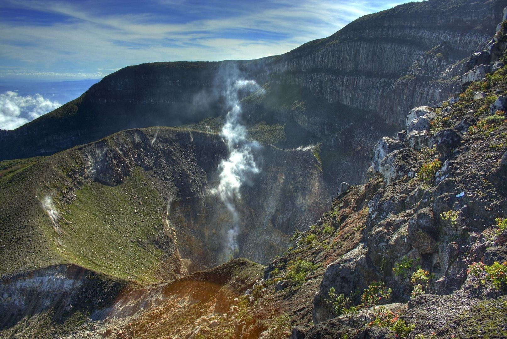 https://mdw-travel-data-us-east-1.s3.amazonaws.com/img/country/Indonesia/Gunung-Gede-Pangrango-National-Park/img_02.jpg