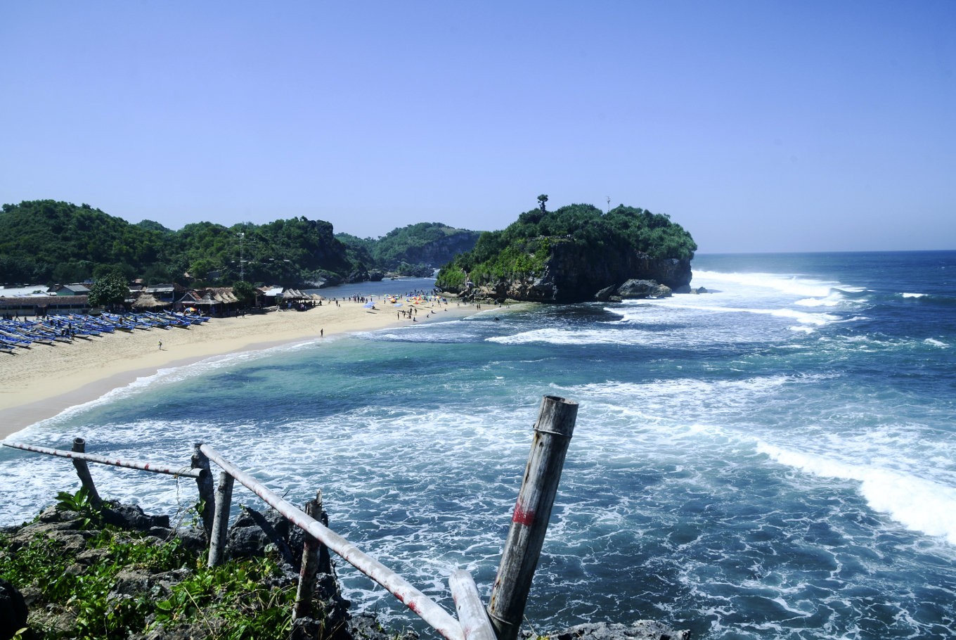 https://mdw-travel-data-us-east-1.s3.amazonaws.com/img/country/Indonesia/Gunung-Kidul-Beaches/img_01.jpg