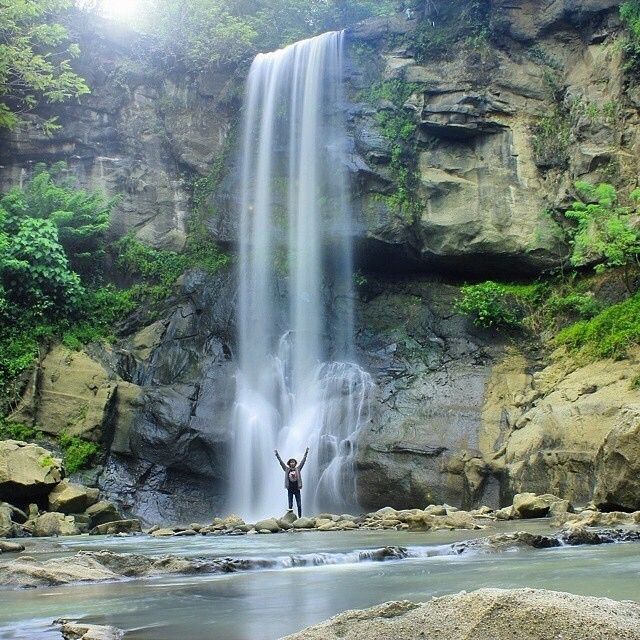https://mdw-travel-data-us-east-1.s3.amazonaws.com/img/country/Indonesia/Guruh-Gemurai-Waterfall/img_02.jpg