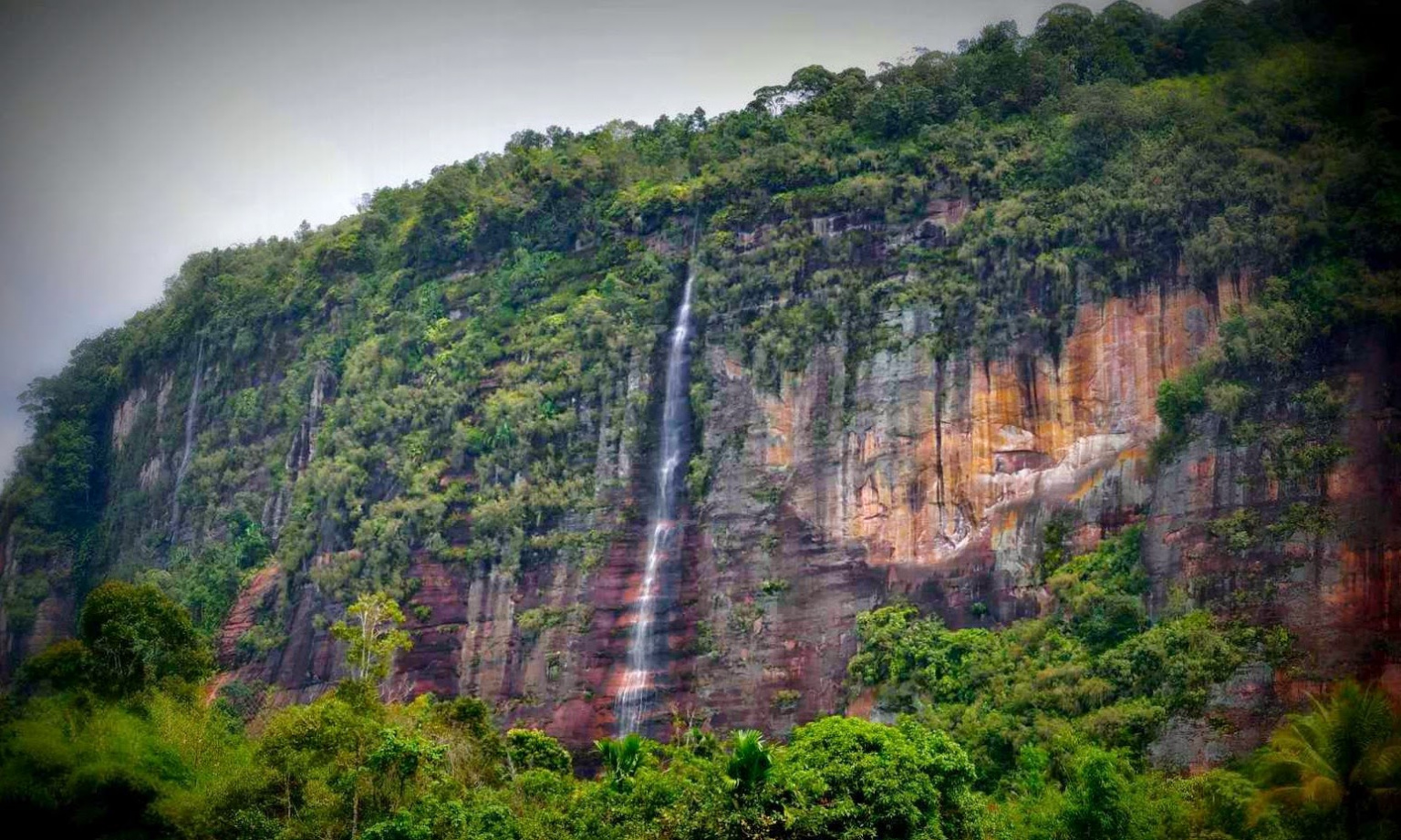 https://mdw-travel-data-us-east-1.s3.amazonaws.com/img/country/Indonesia/Harau-Valley/img_01.jpg