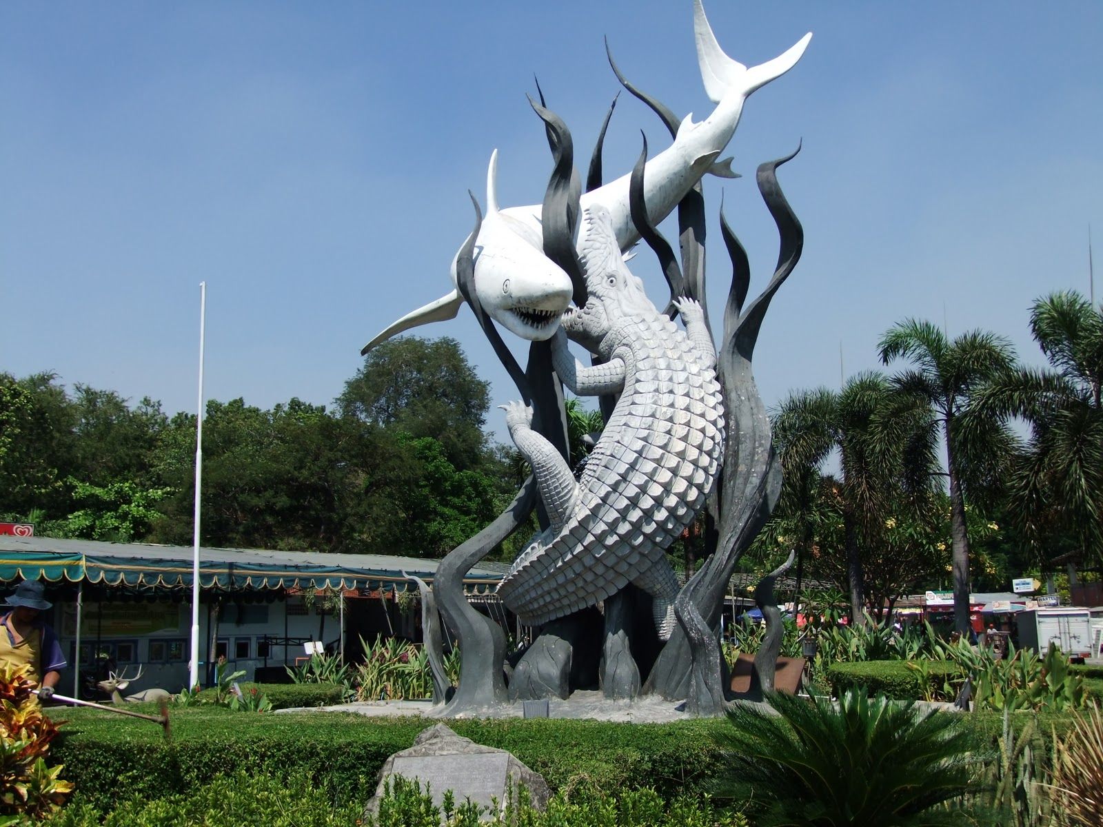 https://mdw-travel-data-us-east-1.s3.amazonaws.com/img/country/Indonesia/Heroic-Surabaya-Monument/img_00.jpg