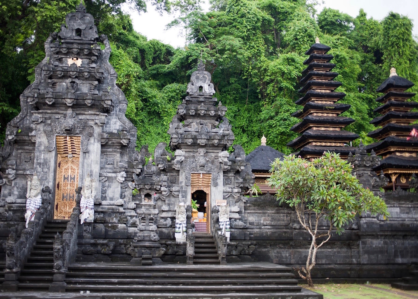 https://mdw-travel-data-us-east-1.s3.amazonaws.com/img/country/Indonesia/Hindu-Temple---Sungai-Basah/img_01.jpg