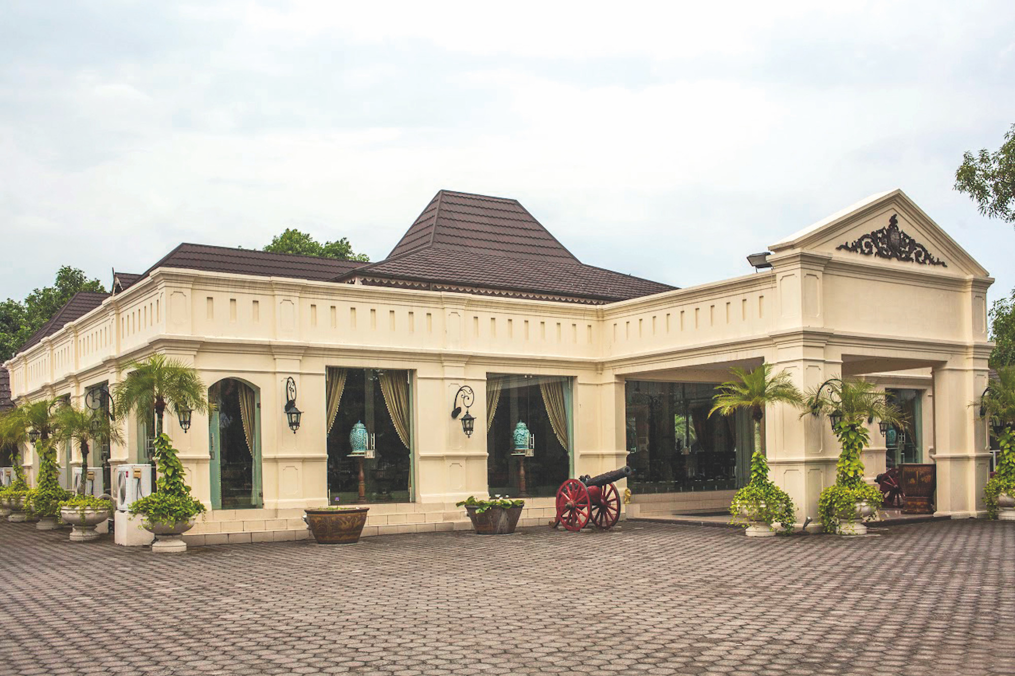 https://mdw-travel-data-us-east-1.s3.amazonaws.com/img/country/Indonesia/House-of-Danar-Hadi/img_02.jpg
