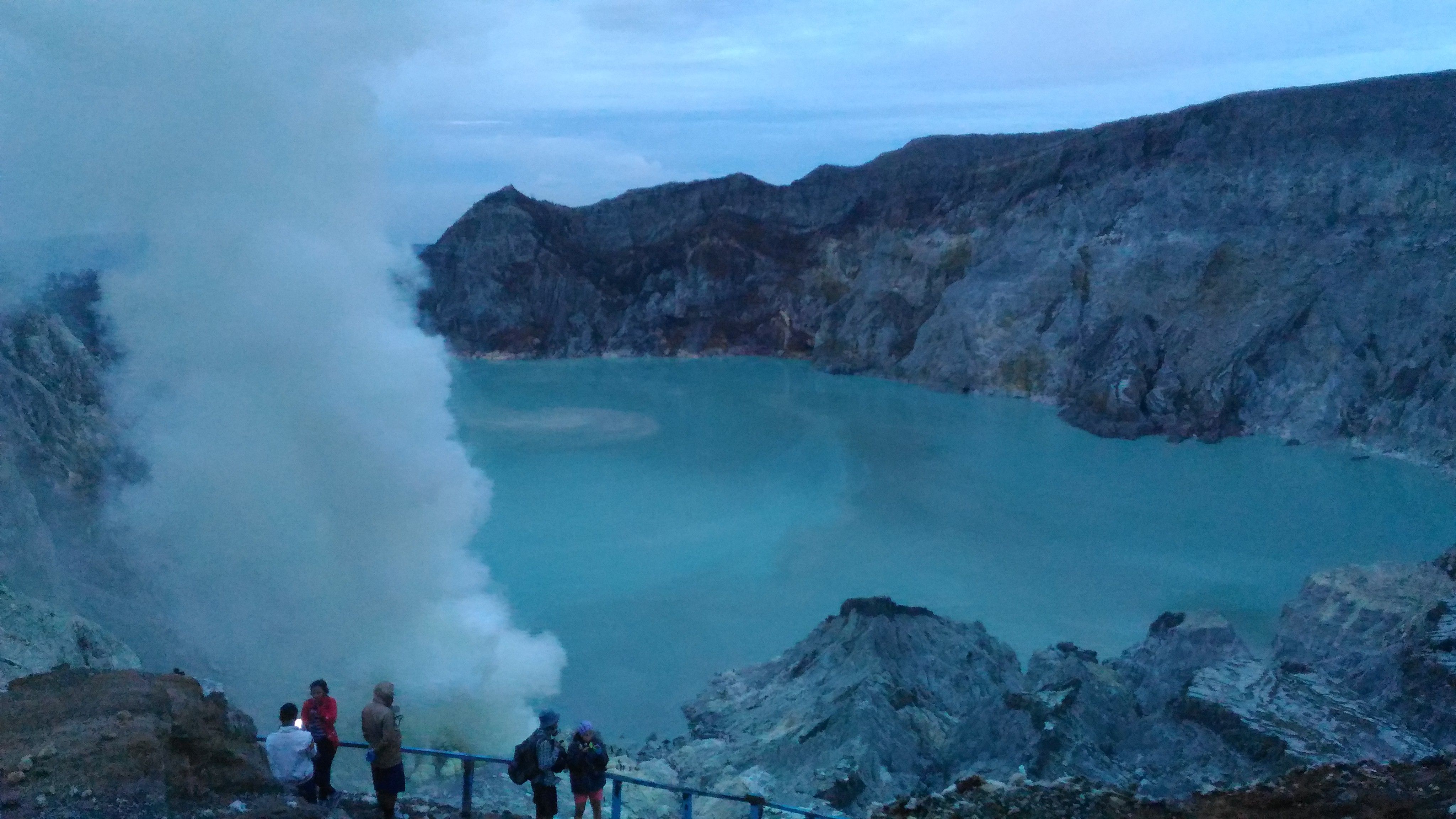 https://mdw-travel-data-us-east-1.s3.amazonaws.com/img/country/Indonesia/Ijen-Crater/img_01.jpg