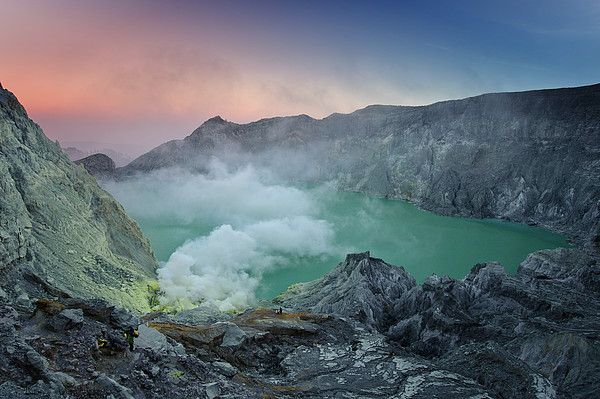 https://mdw-travel-data-us-east-1.s3.amazonaws.com/img/country/Indonesia/Ijen-Crater/img_02.jpg