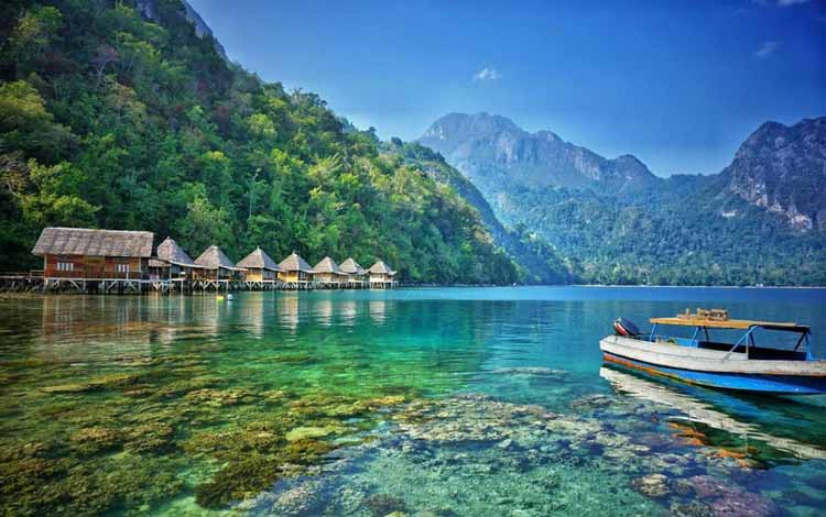 https://mdw-travel-data-us-east-1.s3.amazonaws.com/img/country/Indonesia/Indah-Beach/img_03.jpg