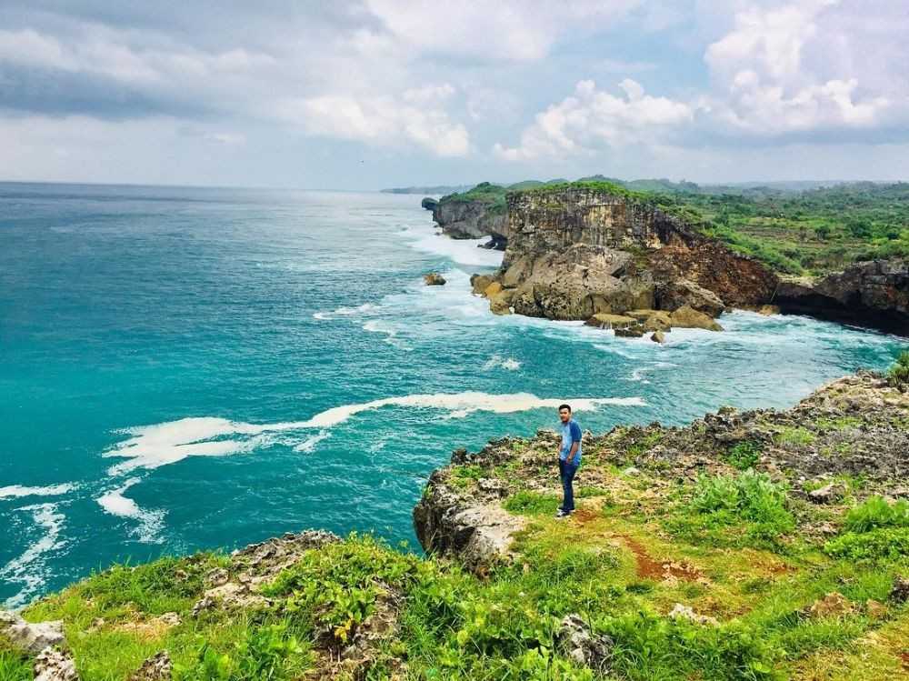 https://mdw-travel-data-us-east-1.s3.amazonaws.com/img/country/Indonesia/Indrayanti-Beach/img_02.jpg