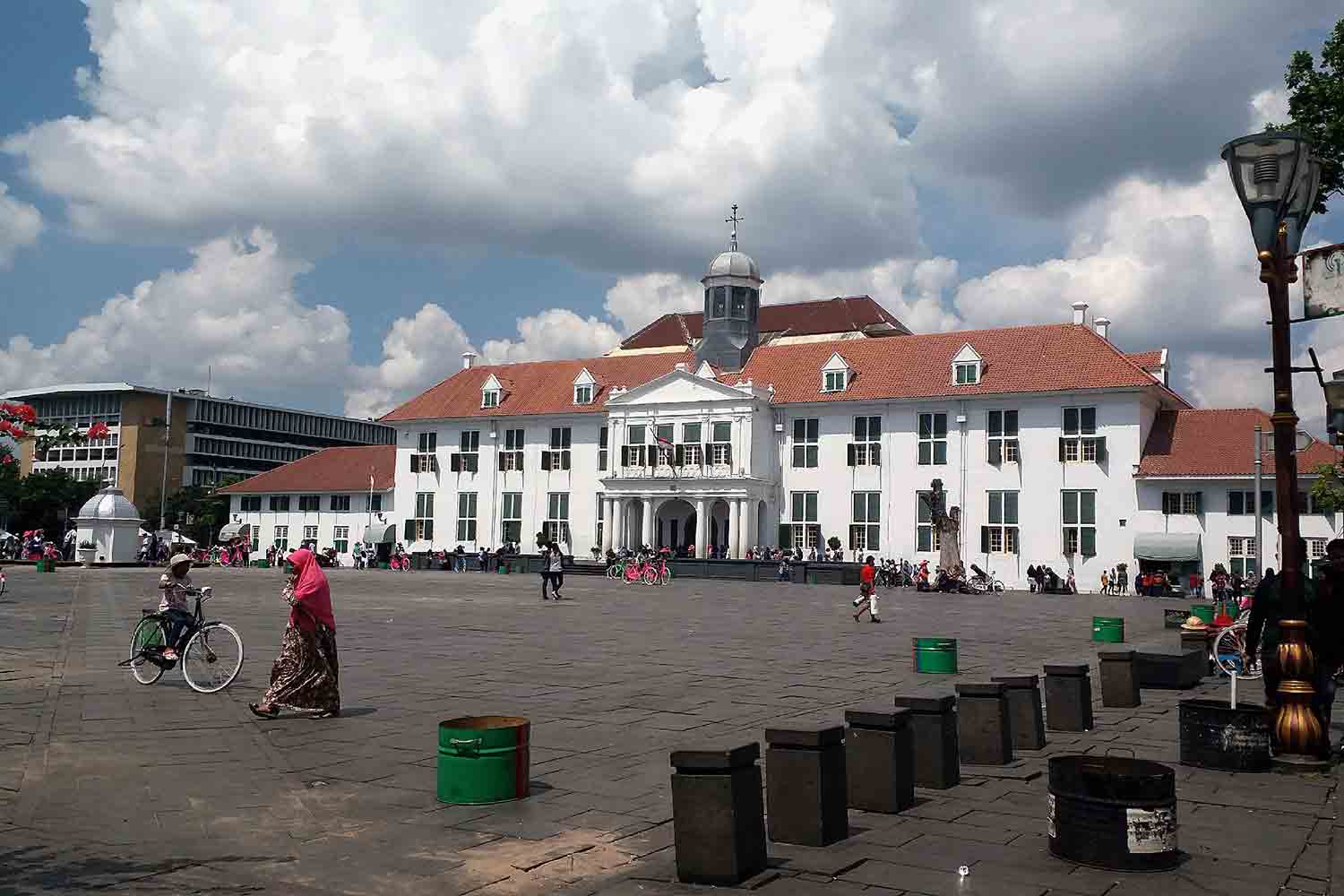 https://mdw-travel-data-us-east-1.s3.amazonaws.com/img/country/Indonesia/Jakarta-Old-Town/img_02.jpg