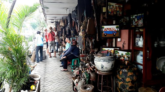 https://mdw-travel-data-us-east-1.s3.amazonaws.com/img/country/Indonesia/Jalan-Surabaya-Flea-Market/img_02.jpg