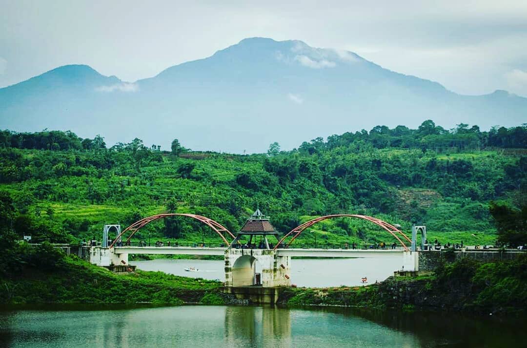 https://mdw-travel-data-us-east-1.s3.amazonaws.com/img/country/Indonesia/Jatibarang-Reservoir/img_00.jpg