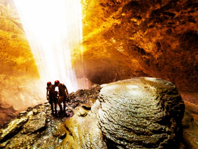 https://mdw-travel-data-us-east-1.s3.amazonaws.com/img/country/Indonesia/Jatijajar-Cave/img_01.jpg