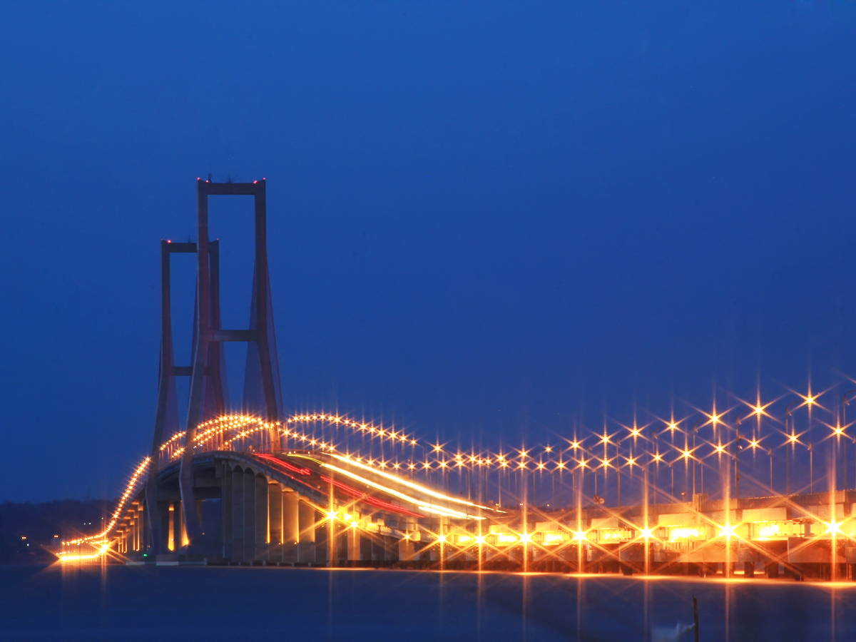 https://mdw-travel-data-us-east-1.s3.amazonaws.com/img/country/Indonesia/Jembatan-Suramadu/img_00.jpg