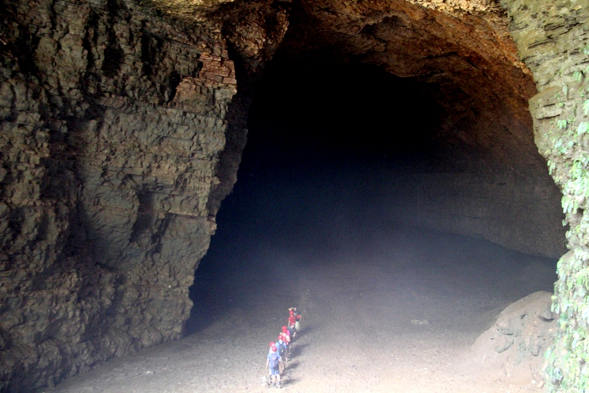 https://mdw-travel-data-us-east-1.s3.amazonaws.com/img/country/Indonesia/Jomblang-Cave/img_01.jpg