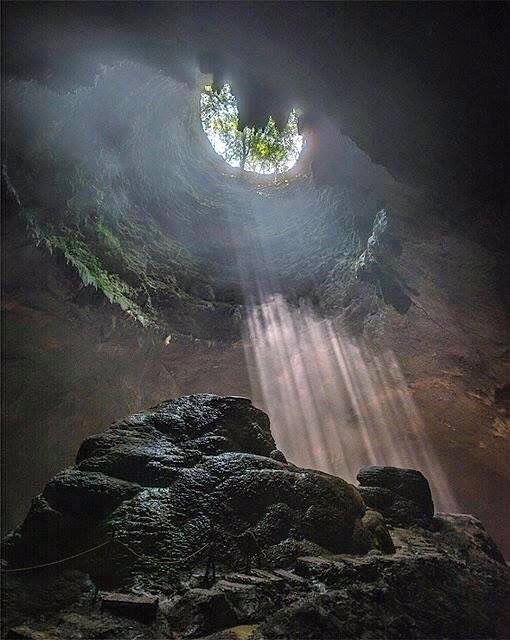 https://mdw-travel-data-us-east-1.s3.amazonaws.com/img/country/Indonesia/Jomblang-Cave/img_03.jpg