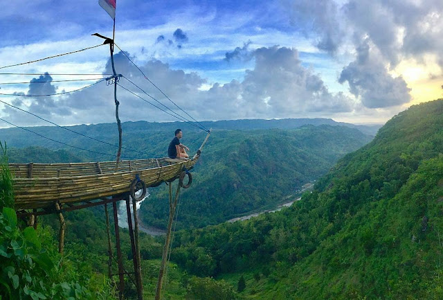 https://mdw-travel-data-us-east-1.s3.amazonaws.com/img/country/Indonesia/Jurang-Tembelan/img_00.jpg