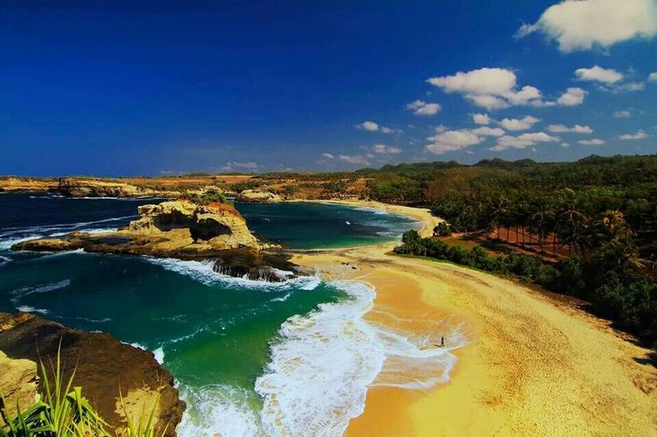https://mdw-travel-data-us-east-1.s3.amazonaws.com/img/country/Indonesia/Kalasey-Beach/img_03.jpg