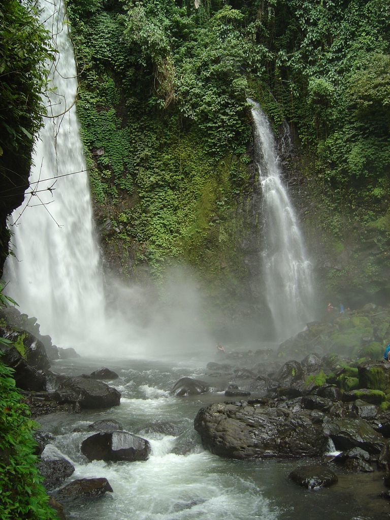 https://mdw-travel-data-us-east-1.s3.amazonaws.com/img/country/Indonesia/Kali-Waterfall/img_01.jpg