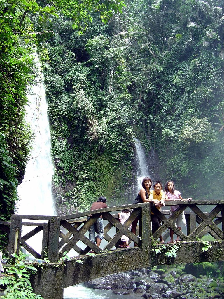 https://mdw-travel-data-us-east-1.s3.amazonaws.com/img/country/Indonesia/Kali-Waterfall/img_02.jpg