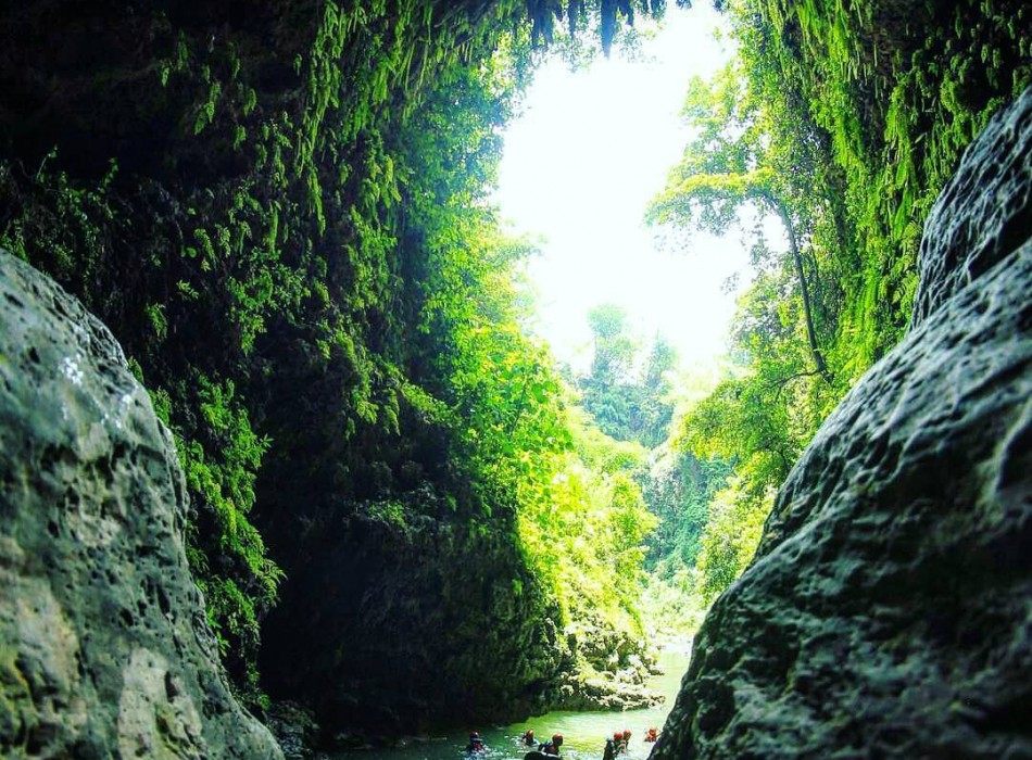 https://mdw-travel-data-us-east-1.s3.amazonaws.com/img/country/Indonesia/Kalisuci-Cave/img_02.jpg