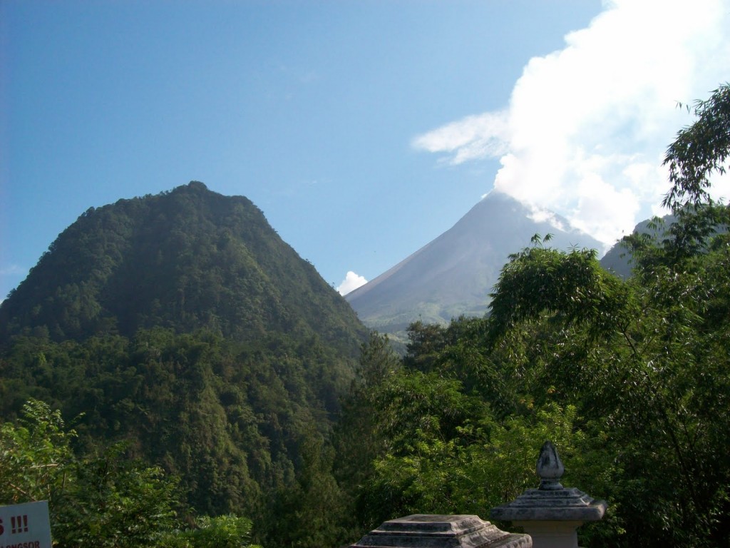 https://mdw-travel-data-us-east-1.s3.amazonaws.com/img/country/Indonesia/Kaliurang-Mount-Merapi/img_02.jpg