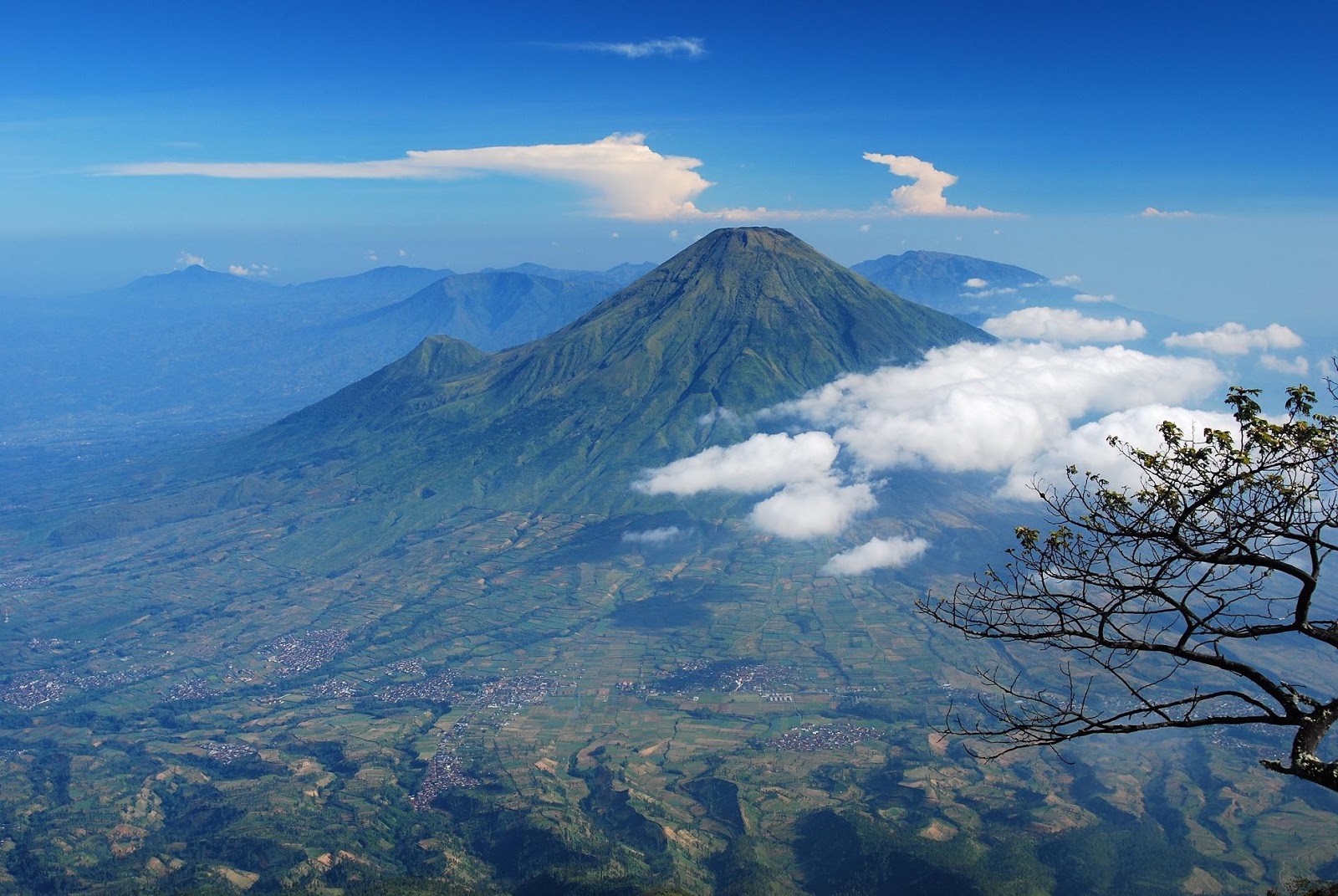 https://mdw-travel-data-us-east-1.s3.amazonaws.com/img/country/Indonesia/Kaliurang/img_01.jpg