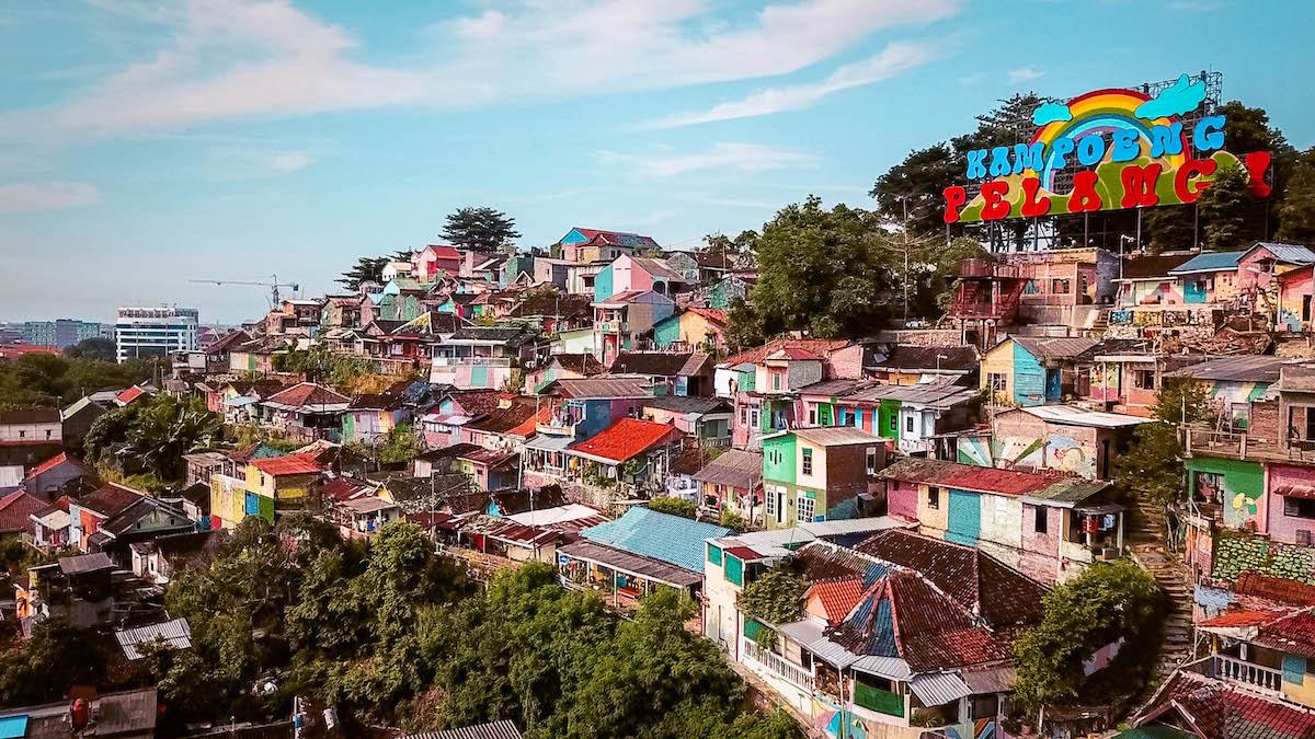 https://mdw-travel-data-us-east-1.s3.amazonaws.com/img/country/Indonesia/Kampung-Pelangi/img_00.jpg