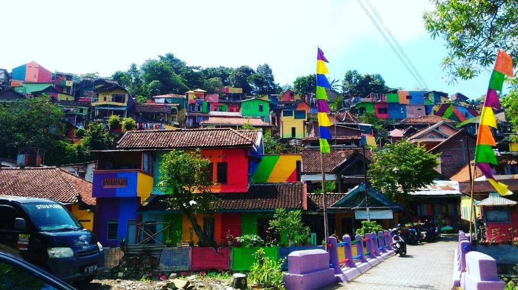https://mdw-travel-data-us-east-1.s3.amazonaws.com/img/country/Indonesia/Kampung-Pelangi/img_01.jpg