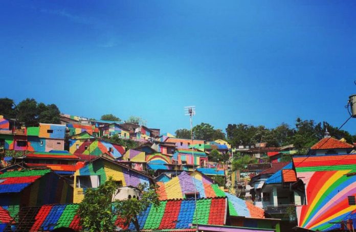https://mdw-travel-data-us-east-1.s3.amazonaws.com/img/country/Indonesia/Kampung-Pelangi/img_02.jpg